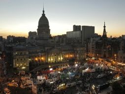 Agrupaciones a favor de la expropiación se congregaron afuera del Parlamento argentino para apoyar la legislación. REUTERS  /