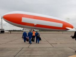 Tras una breve demora por mal tiempo, partieron de un aeródromo de Sacramento en un dirigible equipado con sensores y cámaras. AP  /