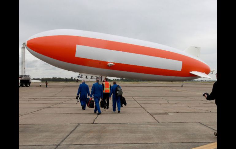 Tras una breve demora por mal tiempo, partieron de un aeródromo de Sacramento en un dirigible equipado con sensores y cámaras. AP  /