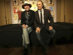 Los cantantes españoles Joaquin Sabina (i) y Joan Manuel Serrat (d) posan durante una conferencia de prensa en Santiago de Chile. EFE  /