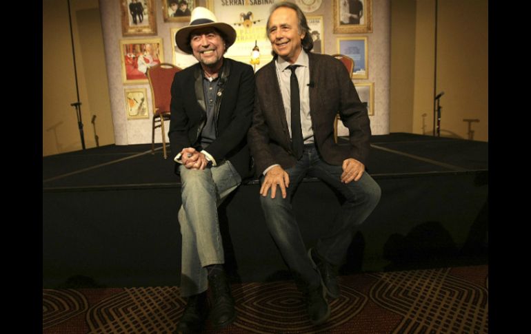 Los cantantes españoles Joaquin Sabina (i) y Joan Manuel Serrat (d) posan durante una conferencia de prensa en Santiago de Chile. EFE  /