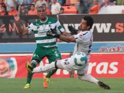 Christian Suárez (i), de Santos, dirige el balón hacia la portería de Édgar Hernandez (d) de Jaguares, quien tuvo un mal desempeño. AFP  /