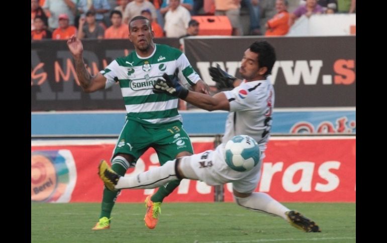 Christian Suárez (i), de Santos, dirige el balón hacia la portería de Édgar Hernandez (d) de Jaguares, quien tuvo un mal desempeño. AFP  /