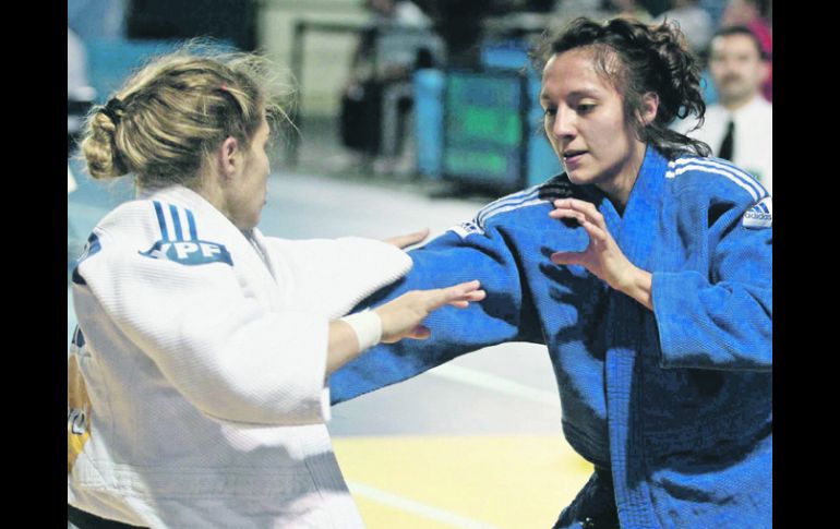 Edna Carrillo (azul) conquistó la medalla de bronce en la categoría de 48 kilos, en el Panamericano de Judo.MEXSPORT  /