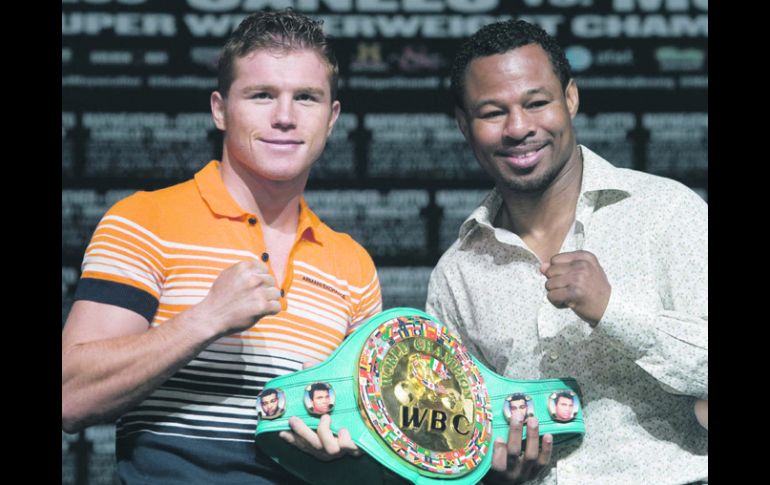 Saúl Álvarez y Shane Mosley sostienen el cinturón Superwelter del Consejo Mundial de Boxeo.REUTERS  /