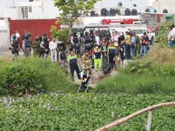 Forenses veracruzanos haciendo el levantamiento de los restos de los reporteros asesinados. EFE  /