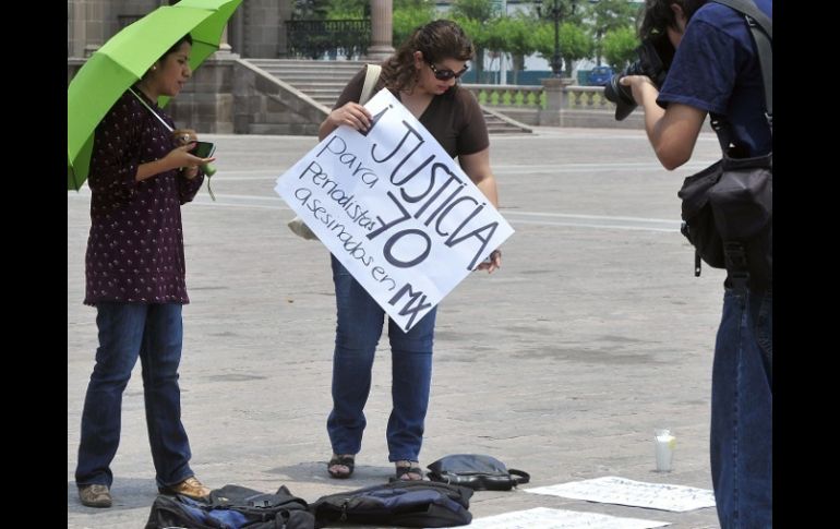 Protesta de hoy, viernes 4 de mayo de 2012, en el Palacio de Gobierno de NL, tras asesinato de periodistas en Veracruz. EFE  /