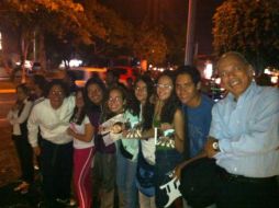 Fans permanecen a las afueras del hotel para ver al músico.  /