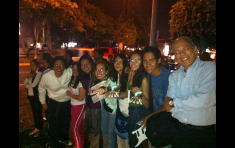 Fans permanecen a las afueras del hotel para ver al músico.  /