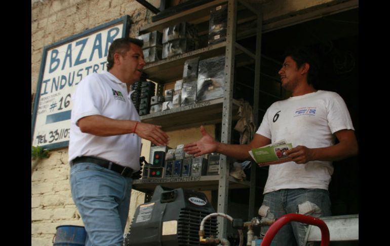 Alfredo Barba recorrio varias calles de la colonia Santa María Tequepexpan. ESPECIAL  /