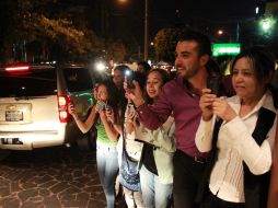 Paul ingresó al hotel por la puerta trasera por lo que no pudo ser captado. En la imagen los fans que estuvieron esperando por él.  /