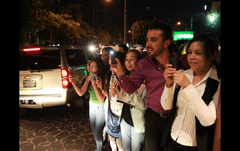 Paul ingresó al hotel por la puerta trasera por lo que no pudo ser captado. En la imagen los fans que estuvieron esperando por él.  /