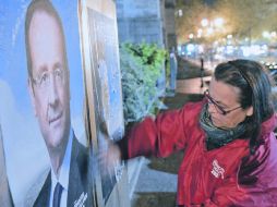 Simpatizantes colocan carteles de Nicolas Sarkozy y François Hollande en París. .AFP  /