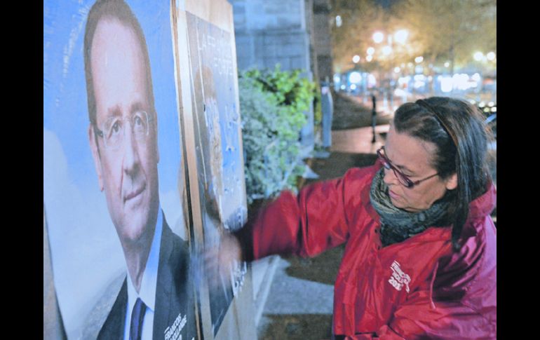 Simpatizantes colocan carteles de Nicolas Sarkozy y François Hollande en París. .AFP  /