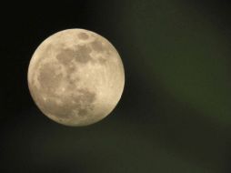 La distancia de la Luna con respecto a la Tierra varía porque sigue una órbita elíptica en lugar de una circular. EFE  /