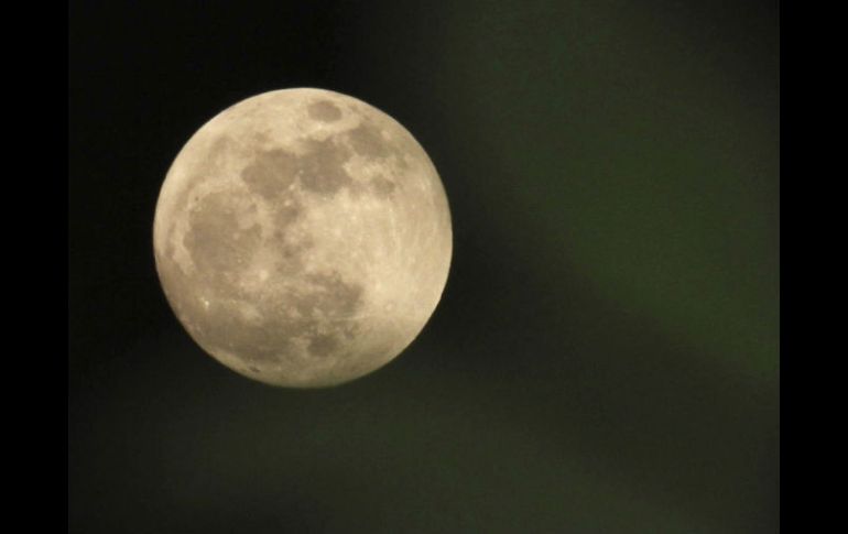 La distancia de la Luna con respecto a la Tierra varía porque sigue una órbita elíptica en lugar de una circular. EFE  /