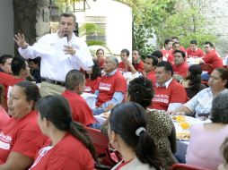 Barba Mariscal durante encuentro con integrantes del programa Redes Ciudadanas de Tlaquepaque. ESPECIAL  /