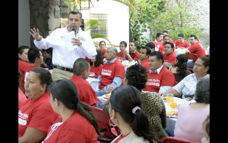 Barba Mariscal durante encuentro con integrantes del programa Redes Ciudadanas de Tlaquepaque. ESPECIAL  /