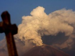 Fotografía de la actividad del volcán Popocatépetl al amanecer del viernes. EFE  /