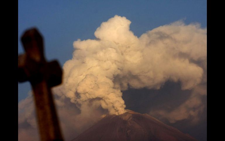 Fotografía de la actividad del volcán Popocatépetl al amanecer del viernes. EFE  /