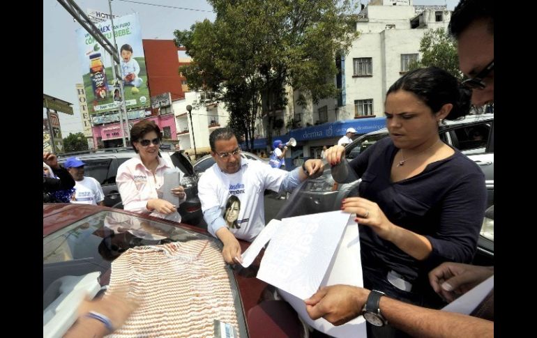 Mariana Gómez del Campo repartió volantes y pegó medallones en automóviles. NOTIMEX  /