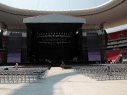 Aspecto del escenario montado en el estadio Omnilife, a unas horas del concierto de McCartney.  /