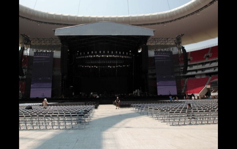 Aspecto del escenario montado en el estadio Omnilife, a unas horas del concierto de McCartney.  /