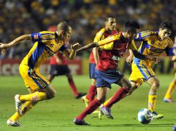 Acción del partido del pasado jueves entre Tigres y Morelia. EFE  /