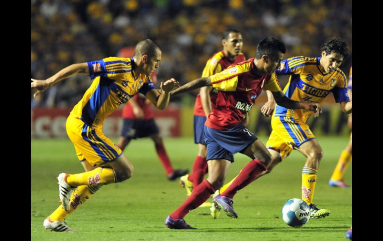 Acción del partido del pasado jueves entre Tigres y Morelia. EFE  /