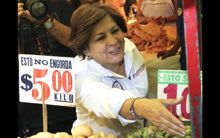 La candidata del PAN al gobierno del DF recorrió el tianguis La Curva, en la delegación Iztapalapa. EL UNIVERSAL  /