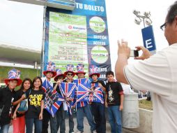 Los fans se toman fotos en el estadio, recinto que algunos visitan por primera vez.  /