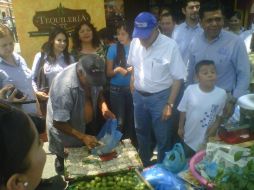 En Tequila, el ex secretario general de Gobierno paseo  por el Centro, saludando mano a mano a algunos comerciantes.  /