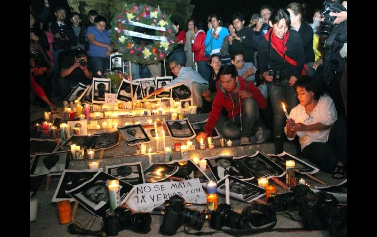 Periodistas y defensores de derechos humanos protestaron hoy sábado en el DF, por los asesinatos de reporteros. EL UNIVERSAL  /