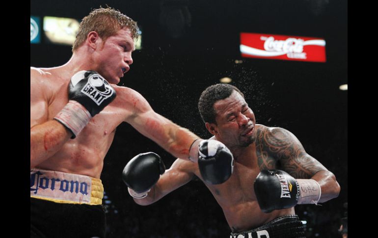 Saúl 'Canelo' Álvarez controló en todo momento la pelea ante Shane Mosley. AP  /