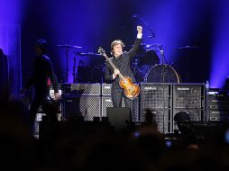 El cantante británico, Paul McCartney, prendió a las miles de personas que se dieron cita en el Omnilife para presenciar el concierto.  /