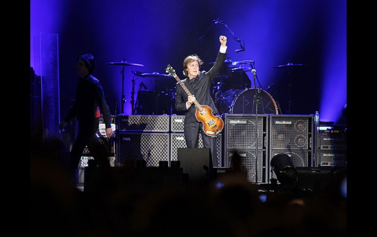 El cantante británico, Paul McCartney, prendió a las miles de personas que se dieron cita en el Omnilife para presenciar el concierto.  /