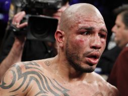 Miguel Cotto luce muy lastimado al finalizar la pelea en la que su contrincante Floyd Mayweather ganó por decisión unánime. AP  /