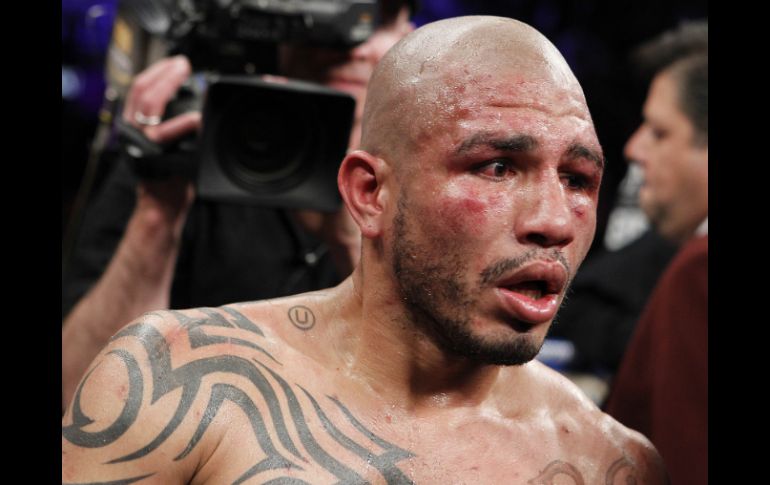 Miguel Cotto luce muy lastimado al finalizar la pelea en la que su contrincante Floyd Mayweather ganó por decisión unánime. AP  /