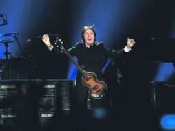 McCartney agradeció la calidez de los tapatíos e incluso invitó a un mariachi a tocar con él en el escenario. AFP  /