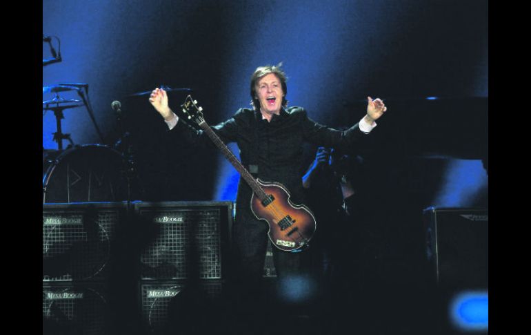 McCartney agradeció la calidez de los tapatíos e incluso invitó a un mariachi a tocar con él en el escenario. AFP  /