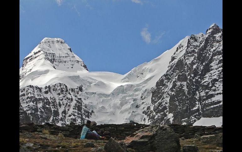 El glaciar principal del Tuni Condoriri asemeja un cóndor con las alas abiertas. EFE  /