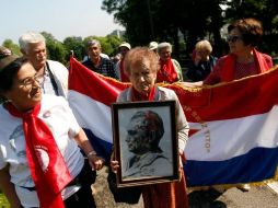 En el 120 aniversario de el nacimiento de Tito, varios admiradores le recuerdan en procesión a su tumba. REUTERS  /