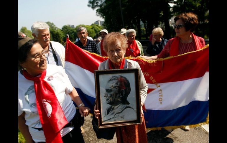 En el 120 aniversario de el nacimiento de Tito, varios admiradores le recuerdan en procesión a su tumba. REUTERS  /