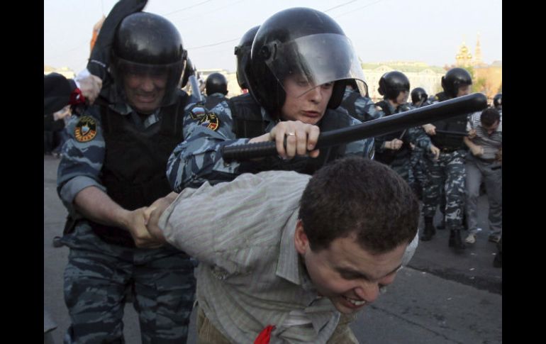 La próxima toma de protesta de Putin ha generado enfrentamientos violentos entre opositores y la policía. EFE  /