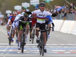 Mark Cavendish levanta los brazos al ganar la segunda etapa del Giro de Italia. AFP  /