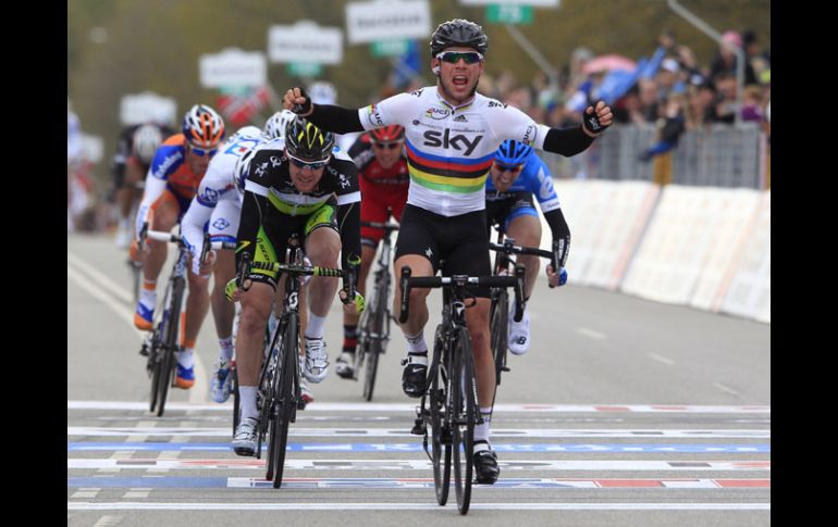 Mark Cavendish levanta los brazos al ganar la segunda etapa del Giro de Italia. AFP  /