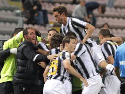 Los jugadores de la Juventus celebran el título 28 del equipo en el futbol italiano. EFE  /