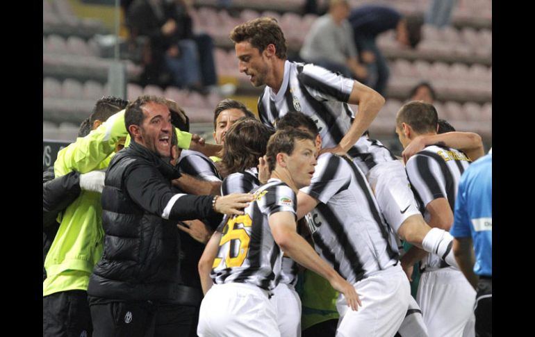 Los jugadores de la Juventus celebran el título 28 del equipo en el futbol italiano. EFE  /