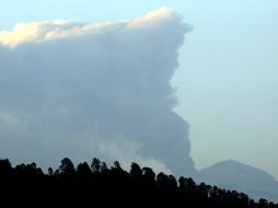 La pluma de vapor de agua, gas y pequeñas cantidades de ceniza se elevó a 1.5 kilómetros de altura. NTX  /