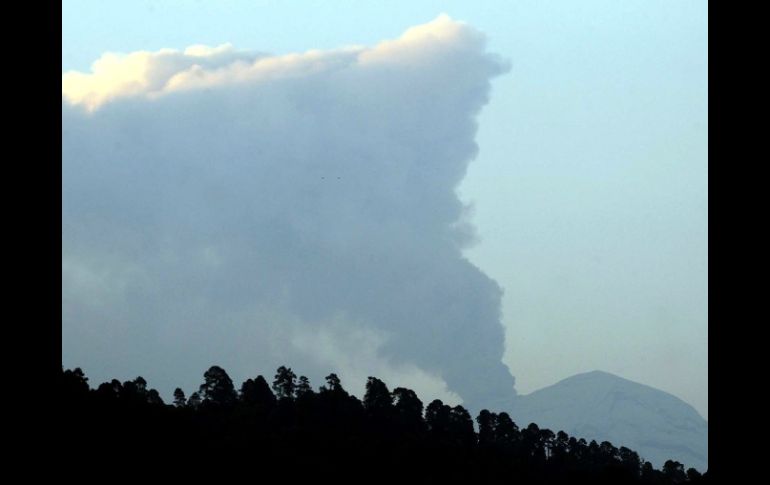 La pluma de vapor de agua, gas y pequeñas cantidades de ceniza se elevó a 1.5 kilómetros de altura. NTX  /